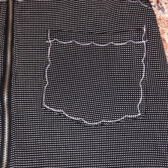 Scallop Detail Zip Up Skirt - Picture 2 of 5